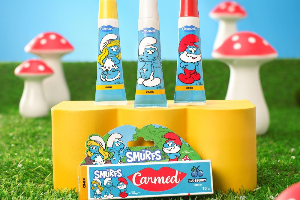 Tem personagem secreto na nova collab da Carmed com os Smurfs e até a Rihanna tá no meio.